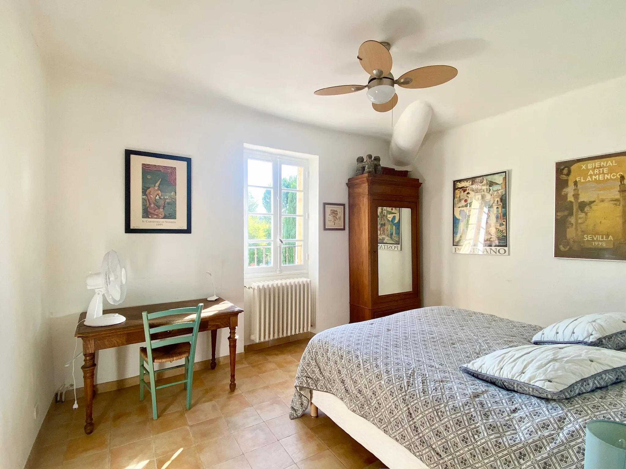Chambre avec bureau de la Bastide
