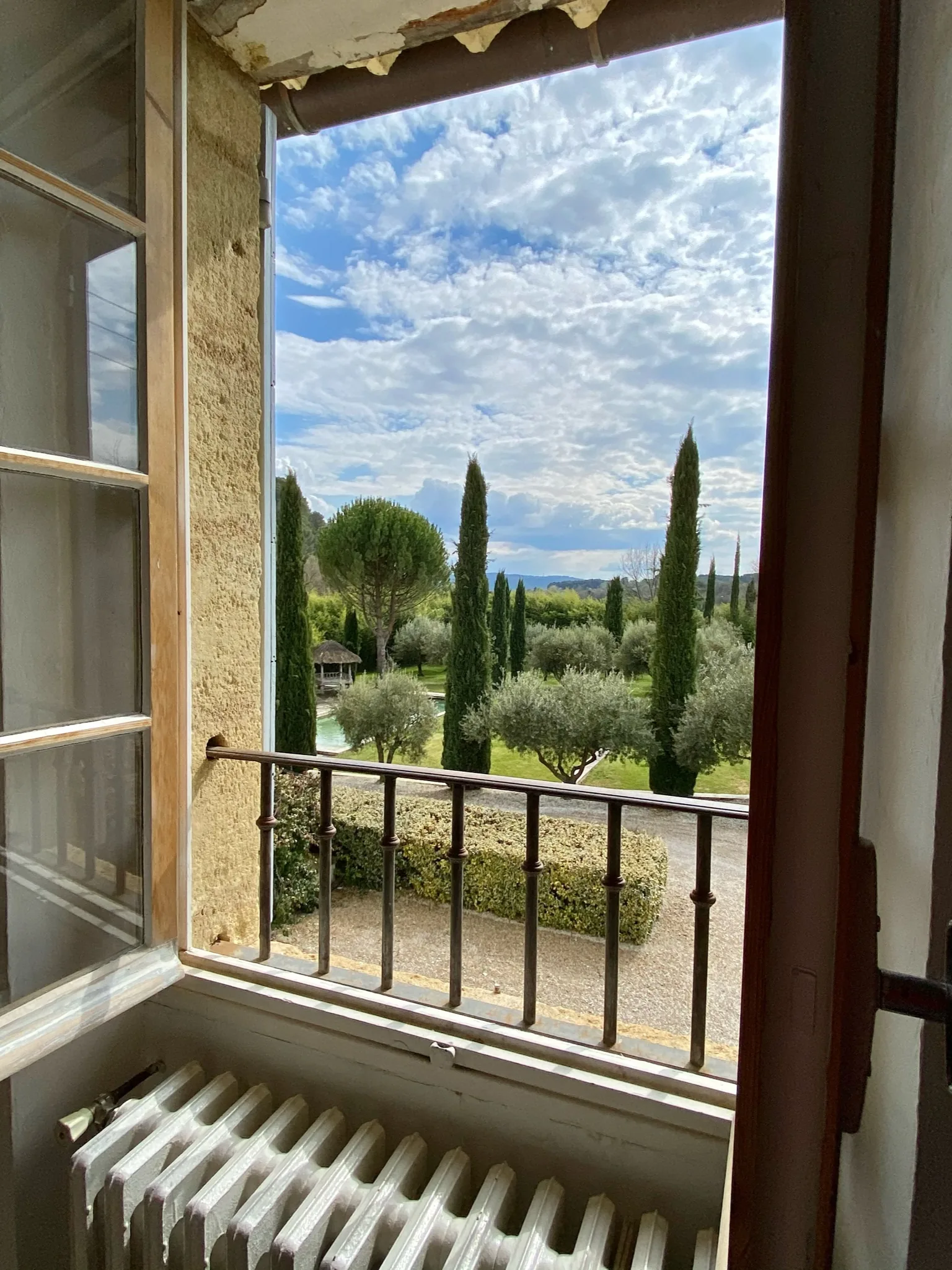 Vue sur la piscine depuis une chambre