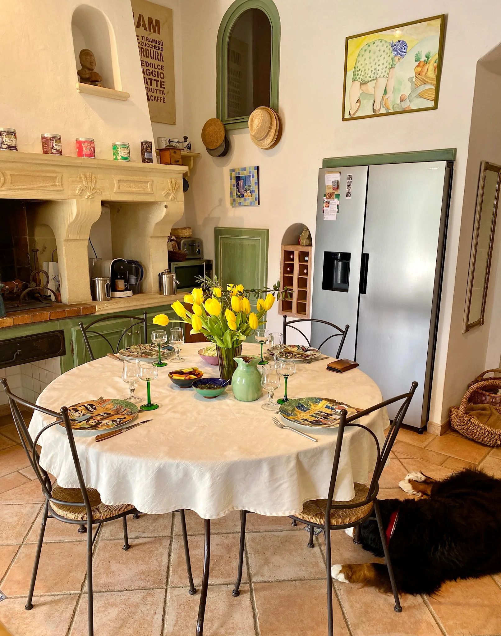 Table dressée dans la cuisine