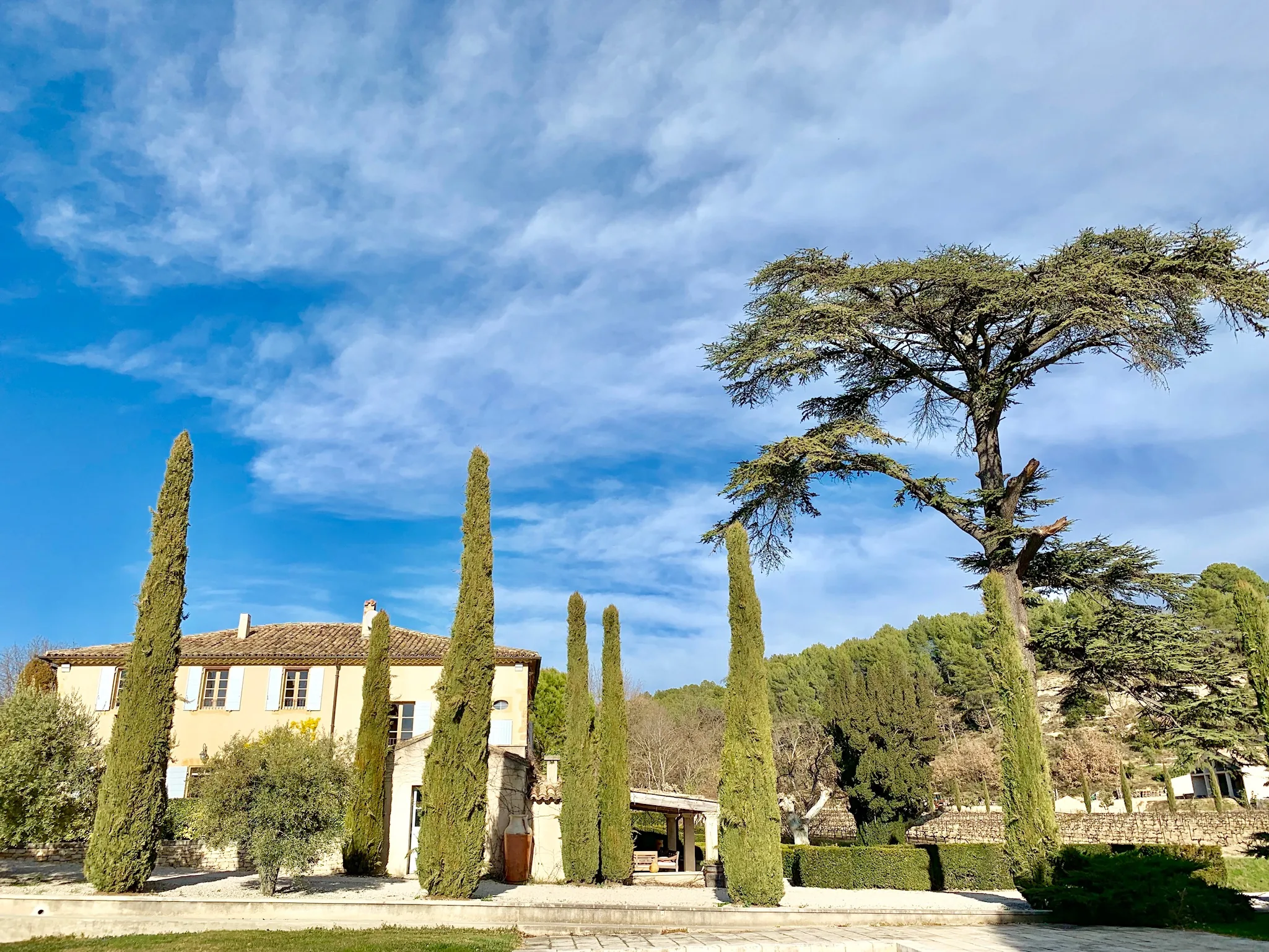 Vue sur la Bastide et les cyprès