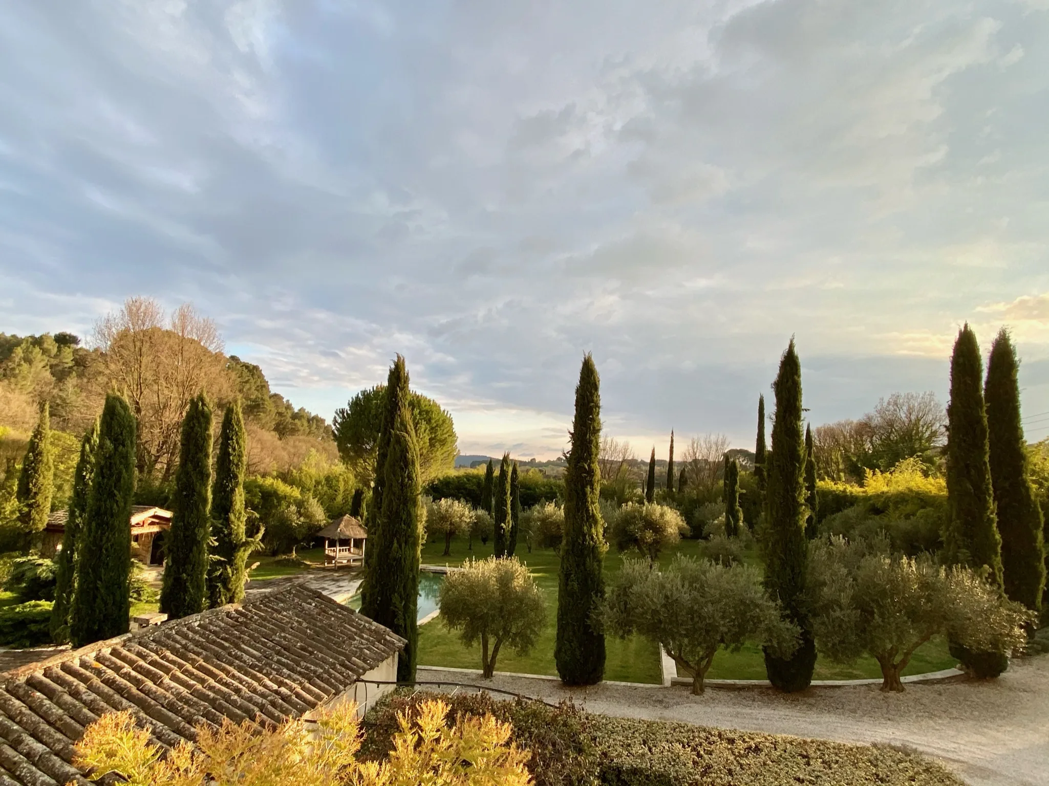 Vue panoramique sur les jardins et les cyprès du domaine