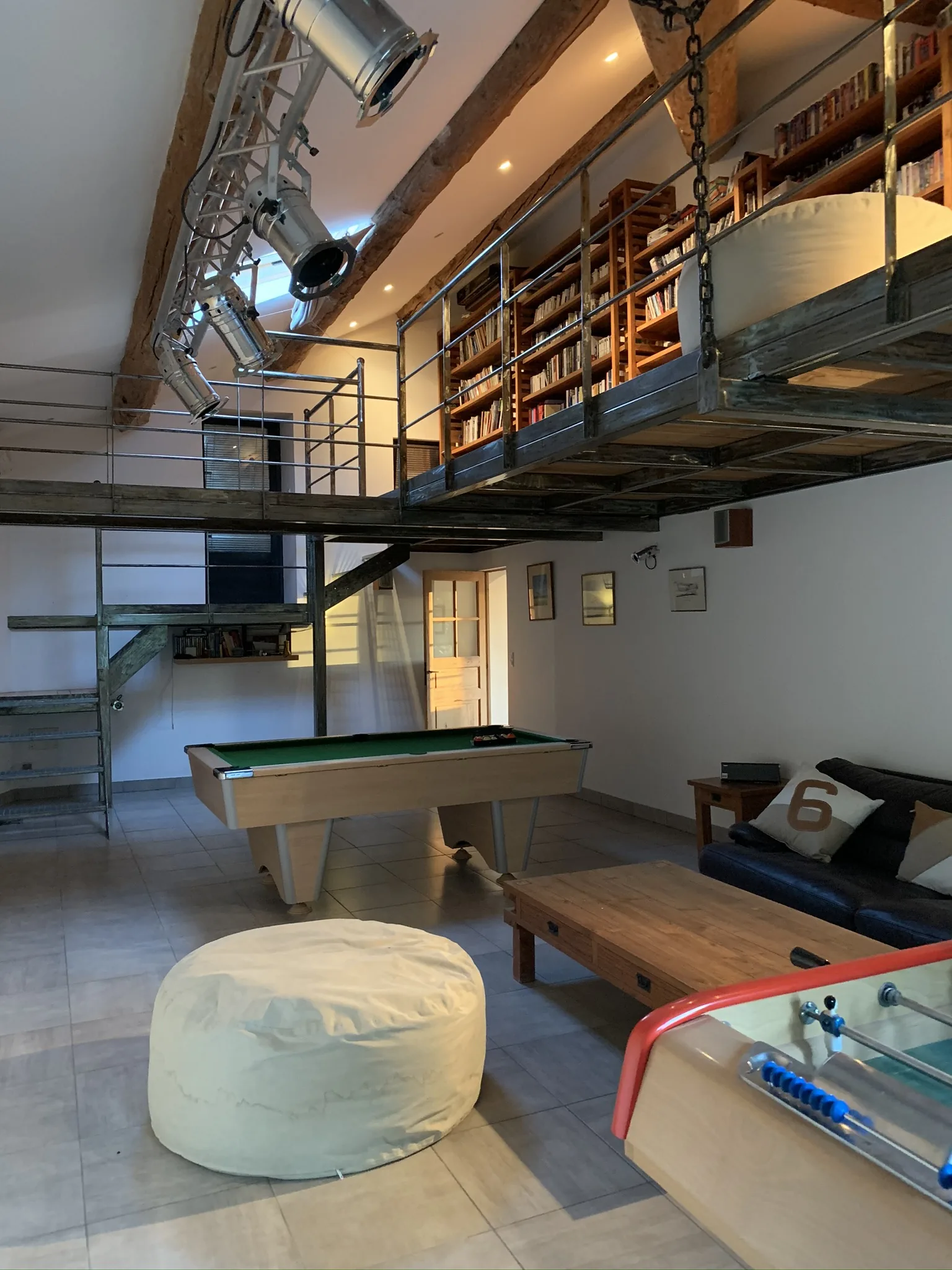 Salle de jeux avec billard et babyfoot