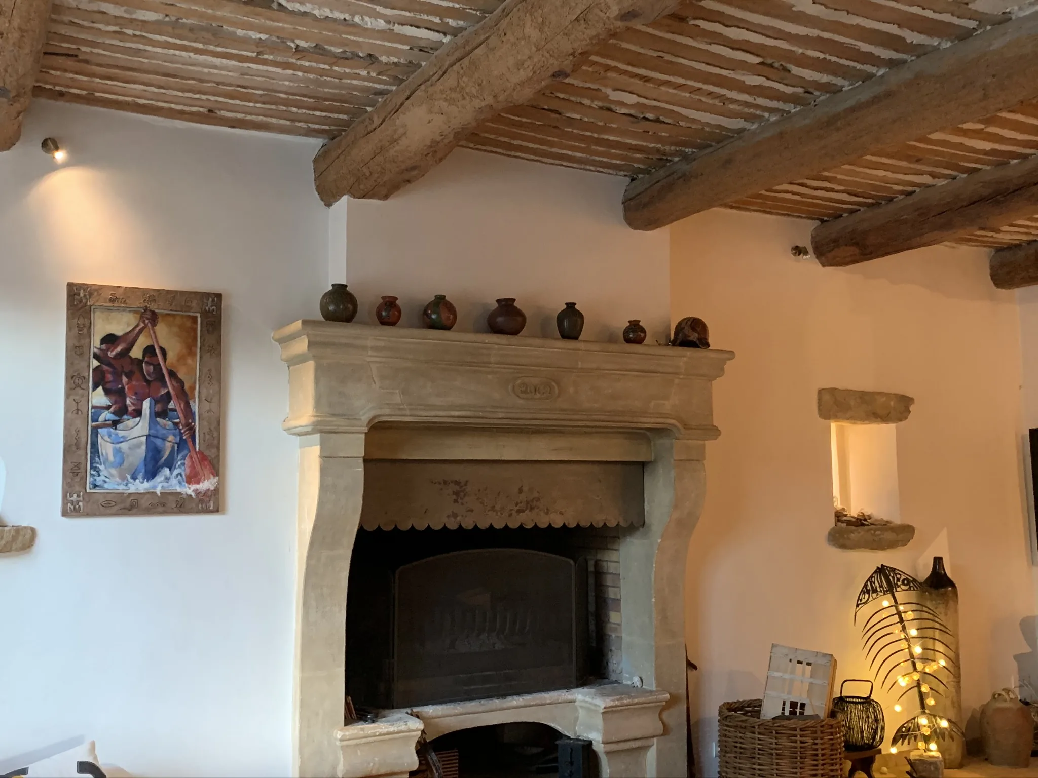 Salon chaleureux avec cheminée