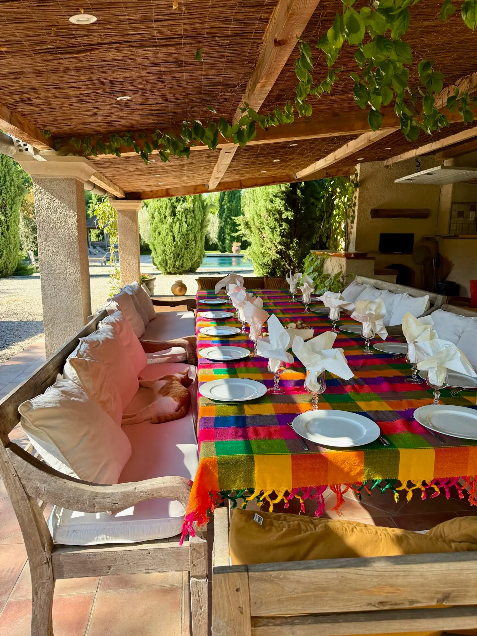 Terrasse couverte avec table et banquettes